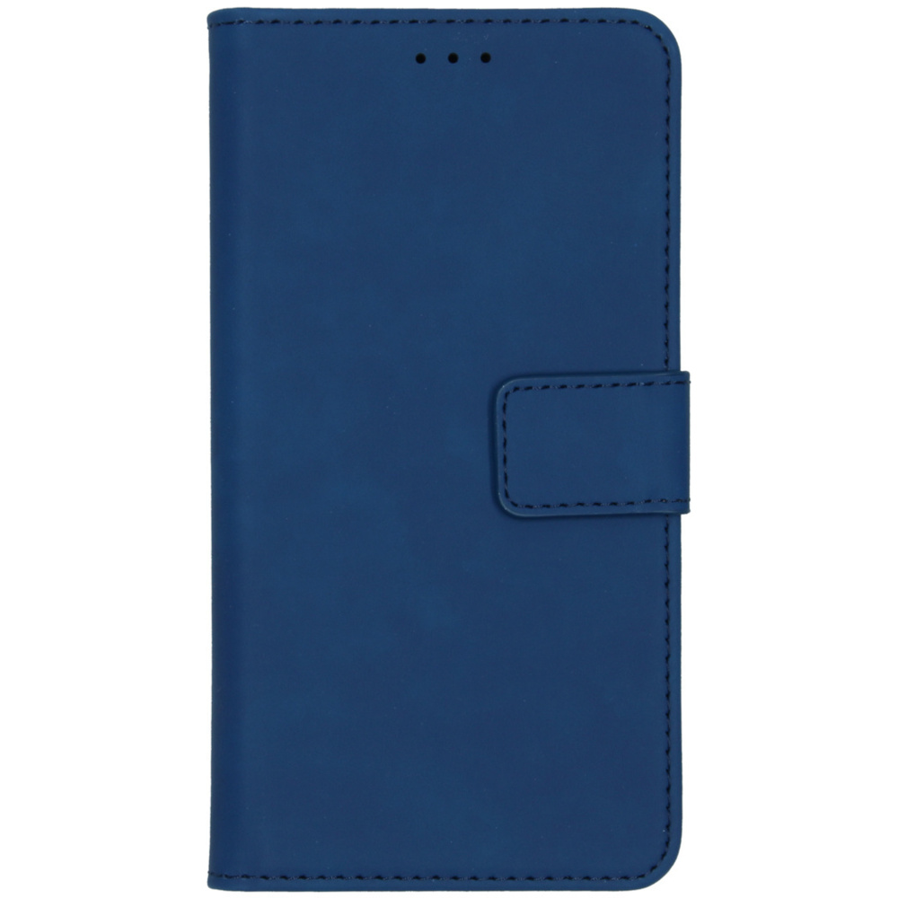 Een blauwe telefoonhoes wordt getoond, gesloten met een magnetische sluiting. Het heeft een glad, eenvoudig ontwerp.