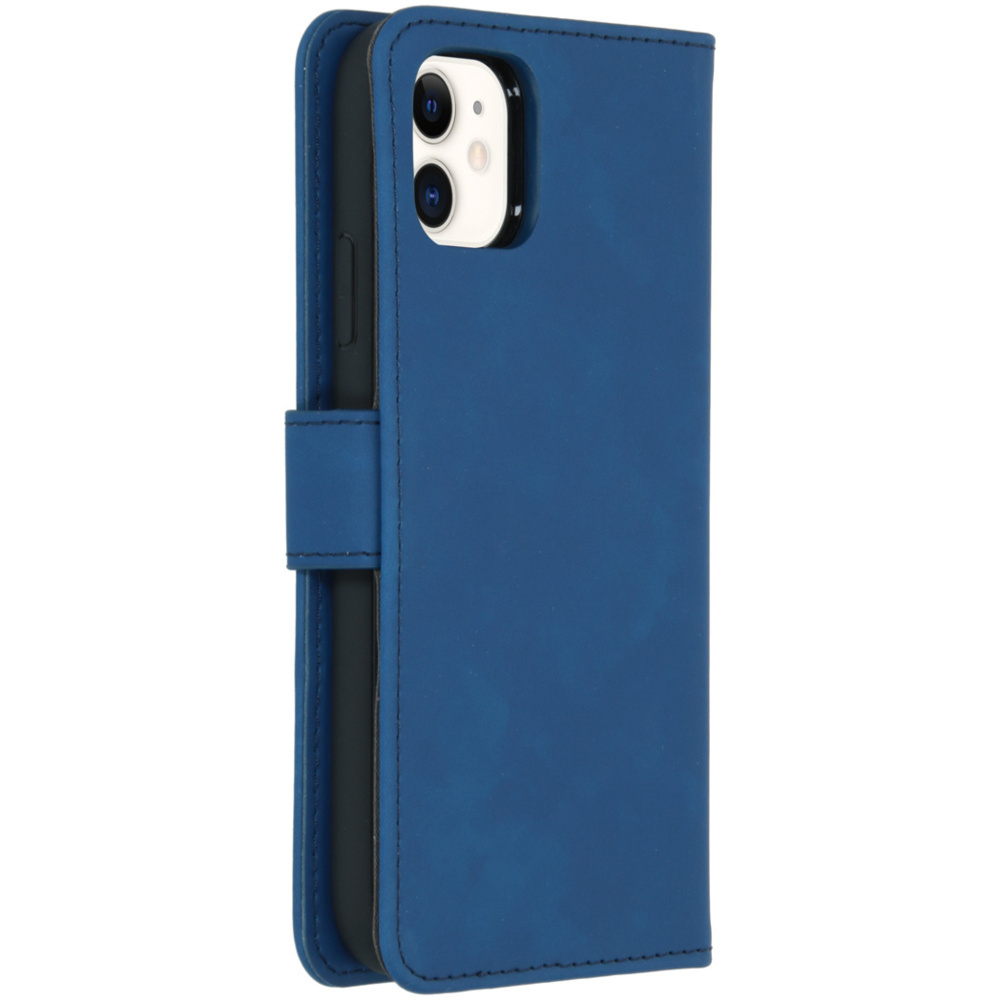 Blauwe telefoonhoes. De telefoonhoes is gesloten. De camera van de telefoon is zichtbaar.