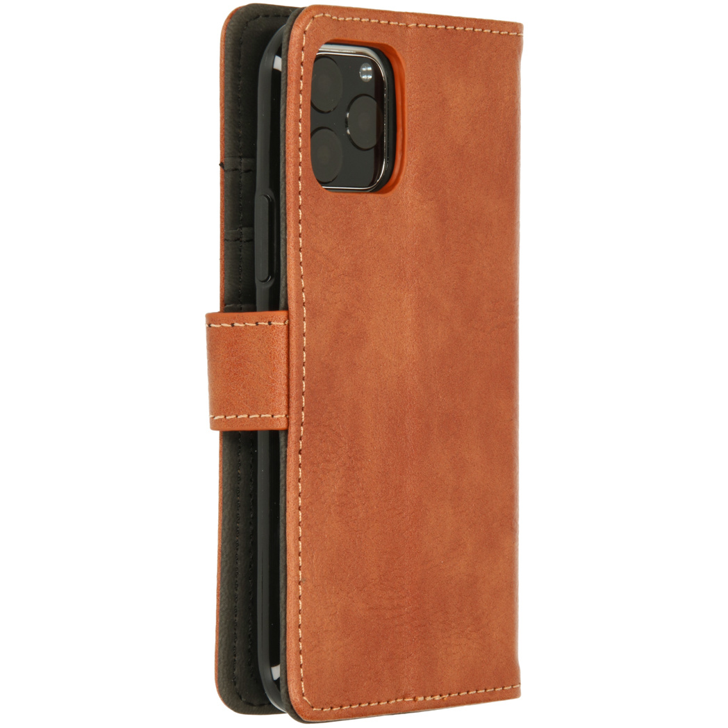 Een bruine leren telefoonhoes met een flap.
