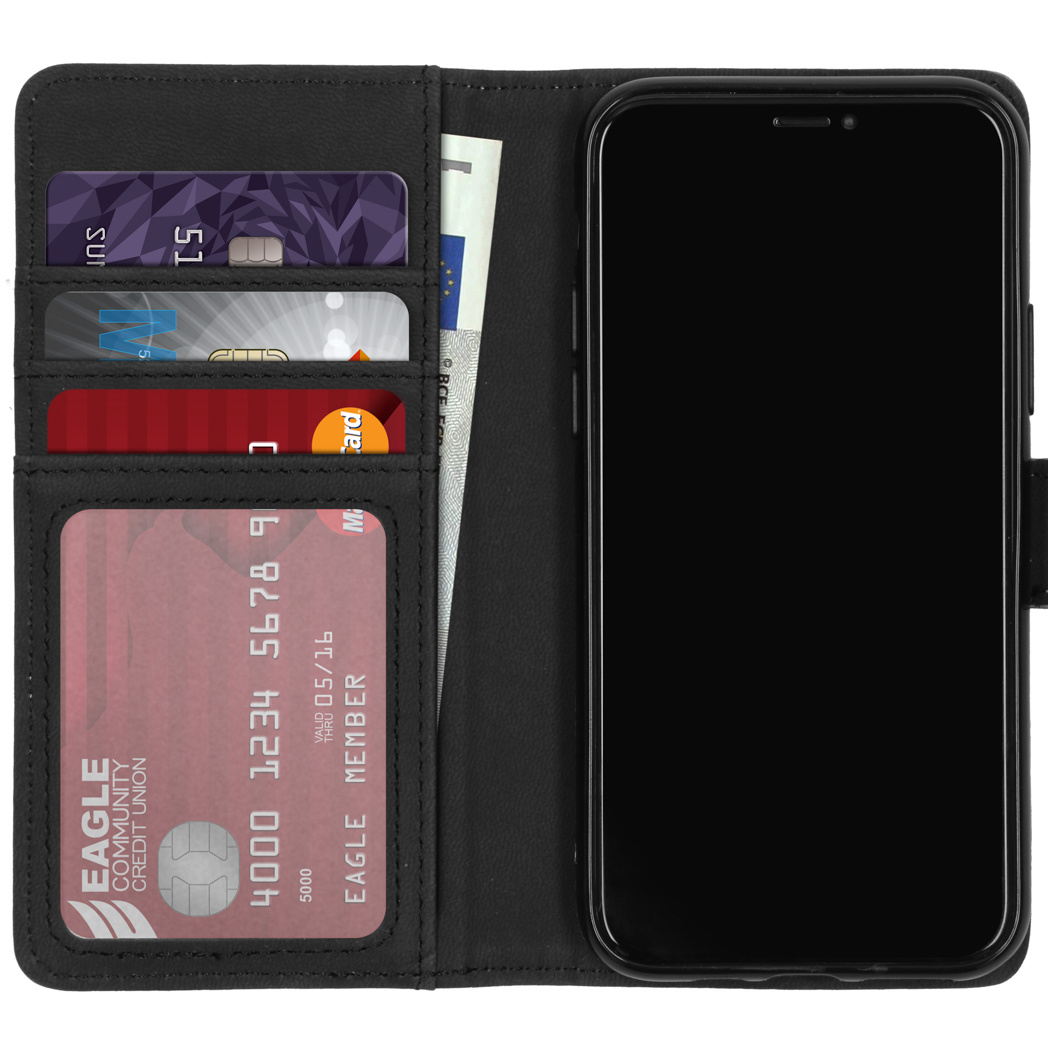 Étui de téléphone noir ouvert, affichant cartes de crédit et téléphone, sur fond noir.