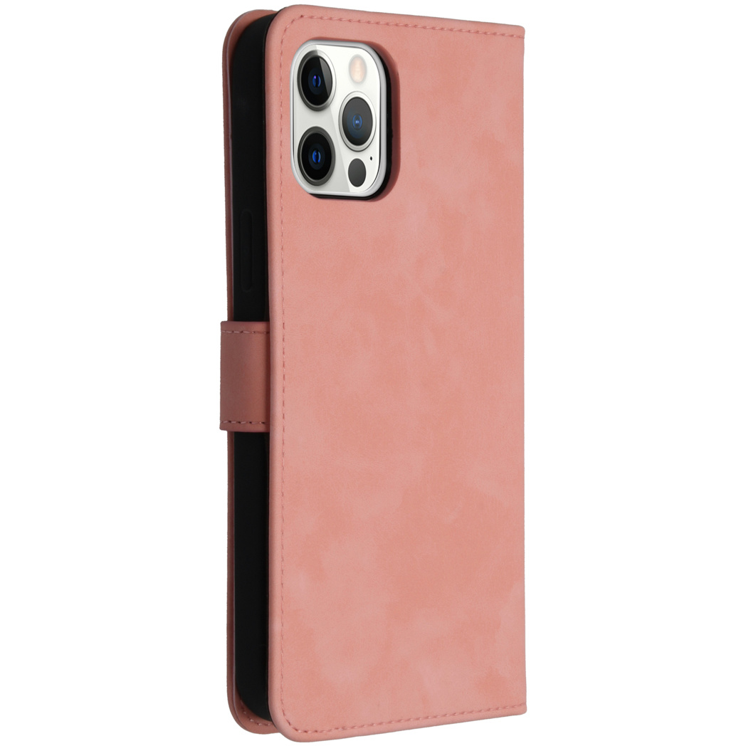 Un étui de téléphone rose, avec le téléphone à l'intérieur, fermé par une sangle, sur surface blanche.