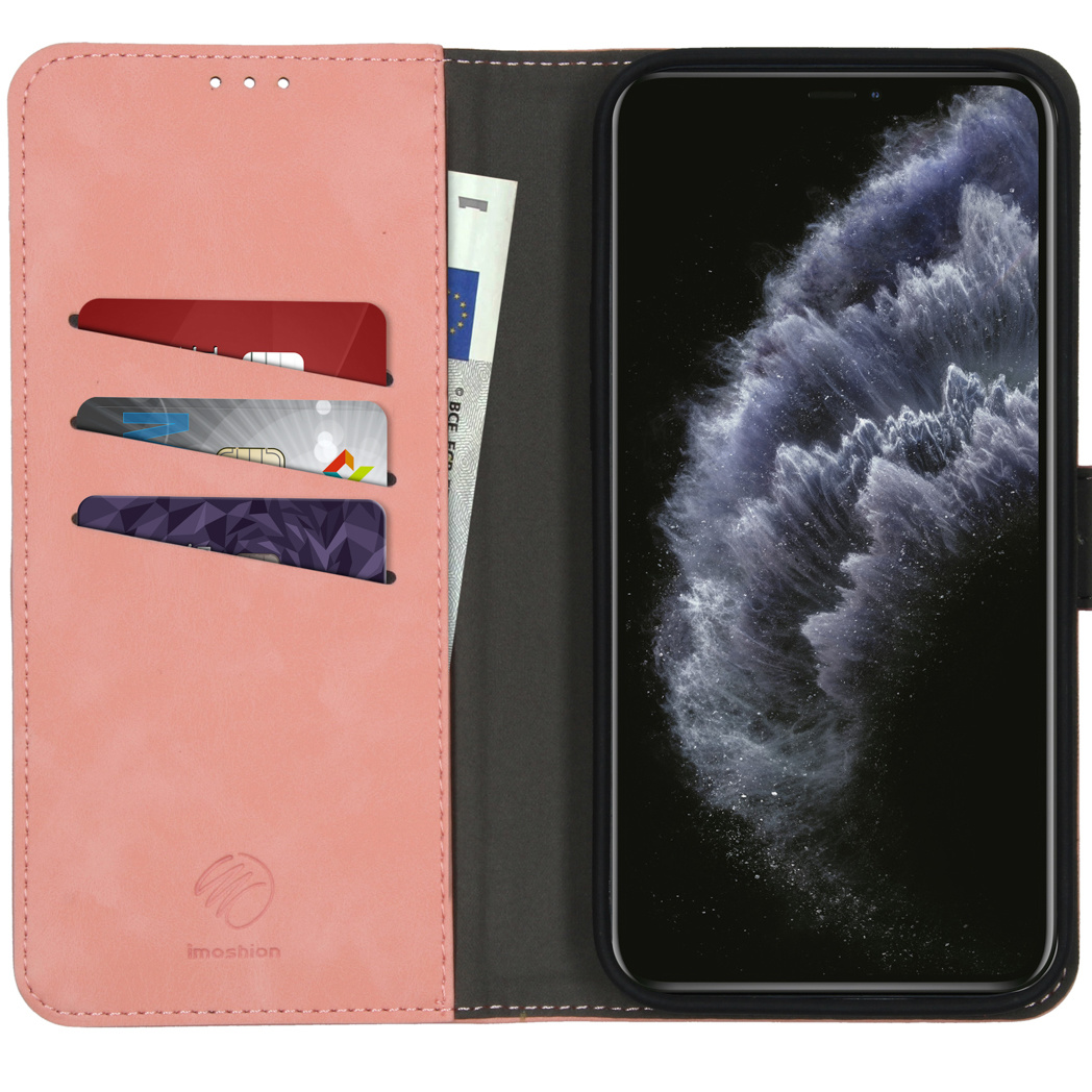 Étui de téléphone rose ouvert, montrant des cartes et de l'argent.