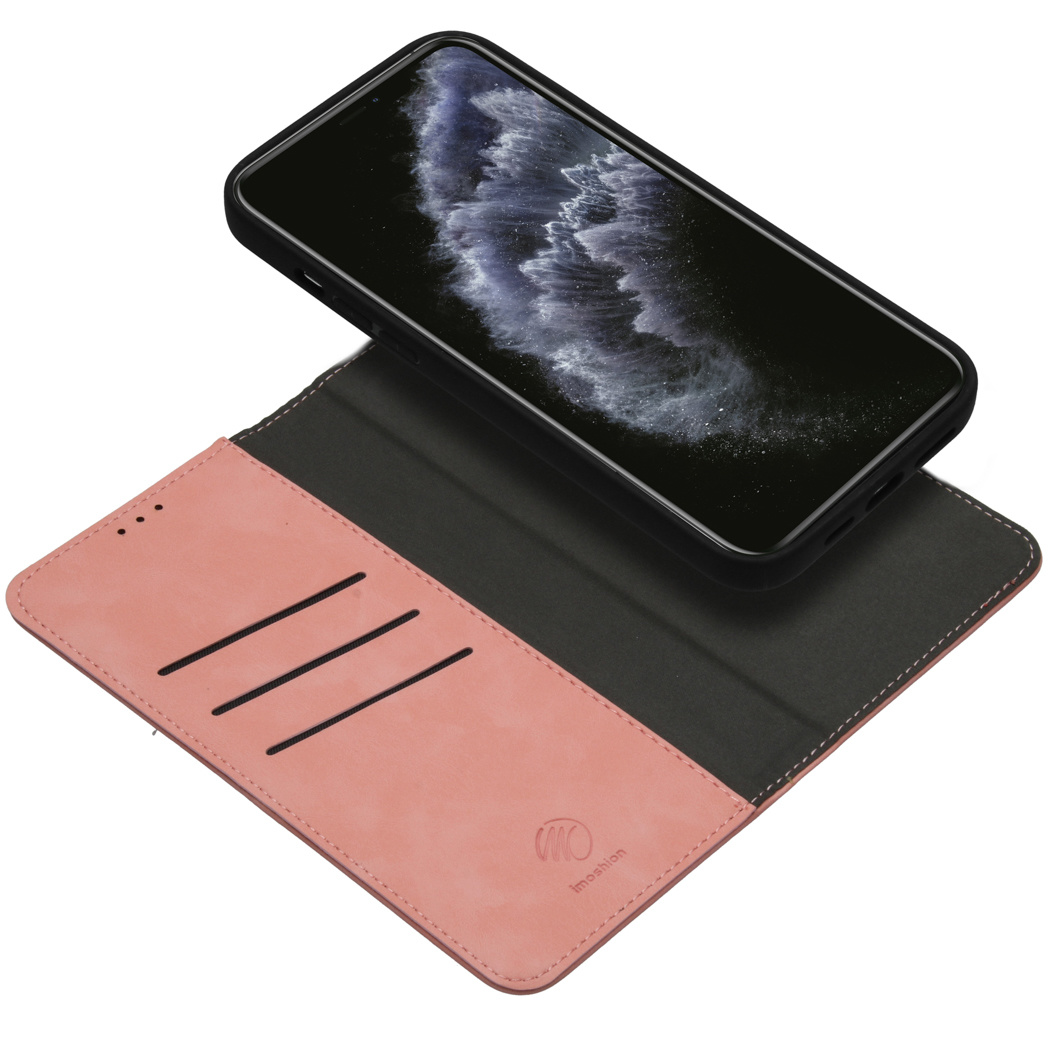 Un téléphone dans un étui en cuir rose sur une table. Le téléphone affiche son écran.