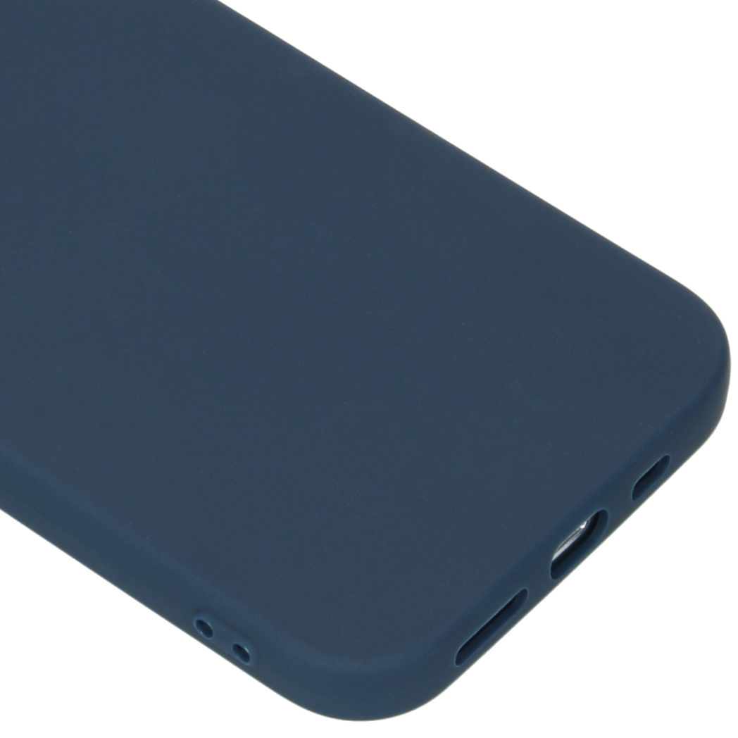 Gros plan sur une coque de téléphone bleu marine. La coque a une surface lisse et des découpes pour les ports et les boutons.