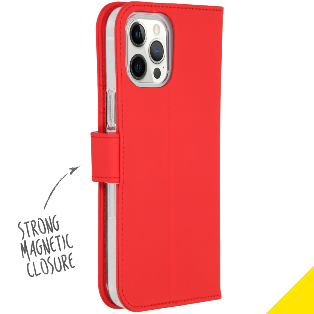 Rode telefoonhoes met sterke magnetische sluiting. De hoes is open, met een telefoon erin.