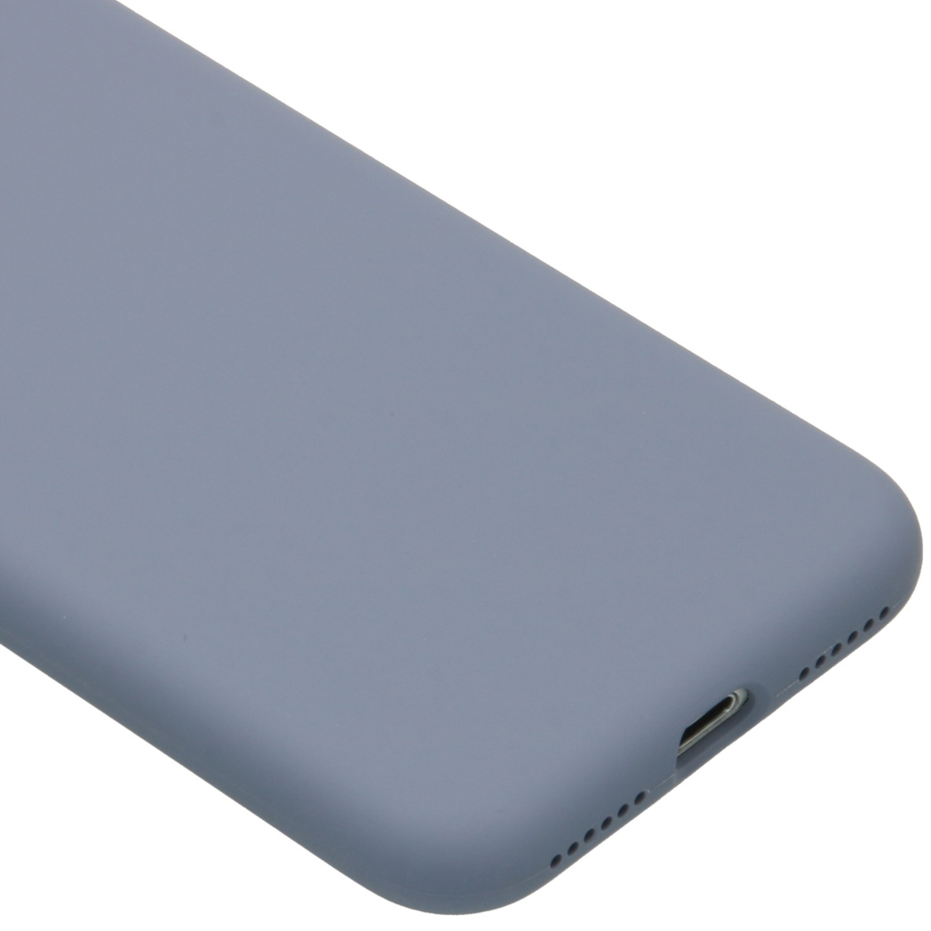 Close-up van een grijze telefoonhoes met een poort en kleine gaatjes.