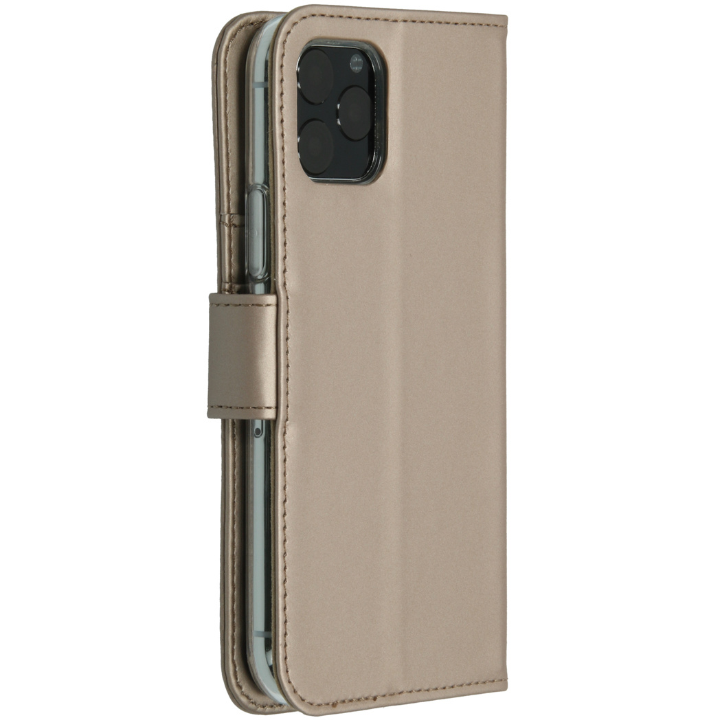 Una custodia per telefono dorata, parzialmente aperta, che mostra la fotocamera del telefono. Ha una chiusura magnetica.