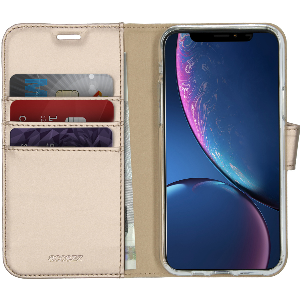 Custodia beige, con carte all'interno, e un telefono con schermo blu.