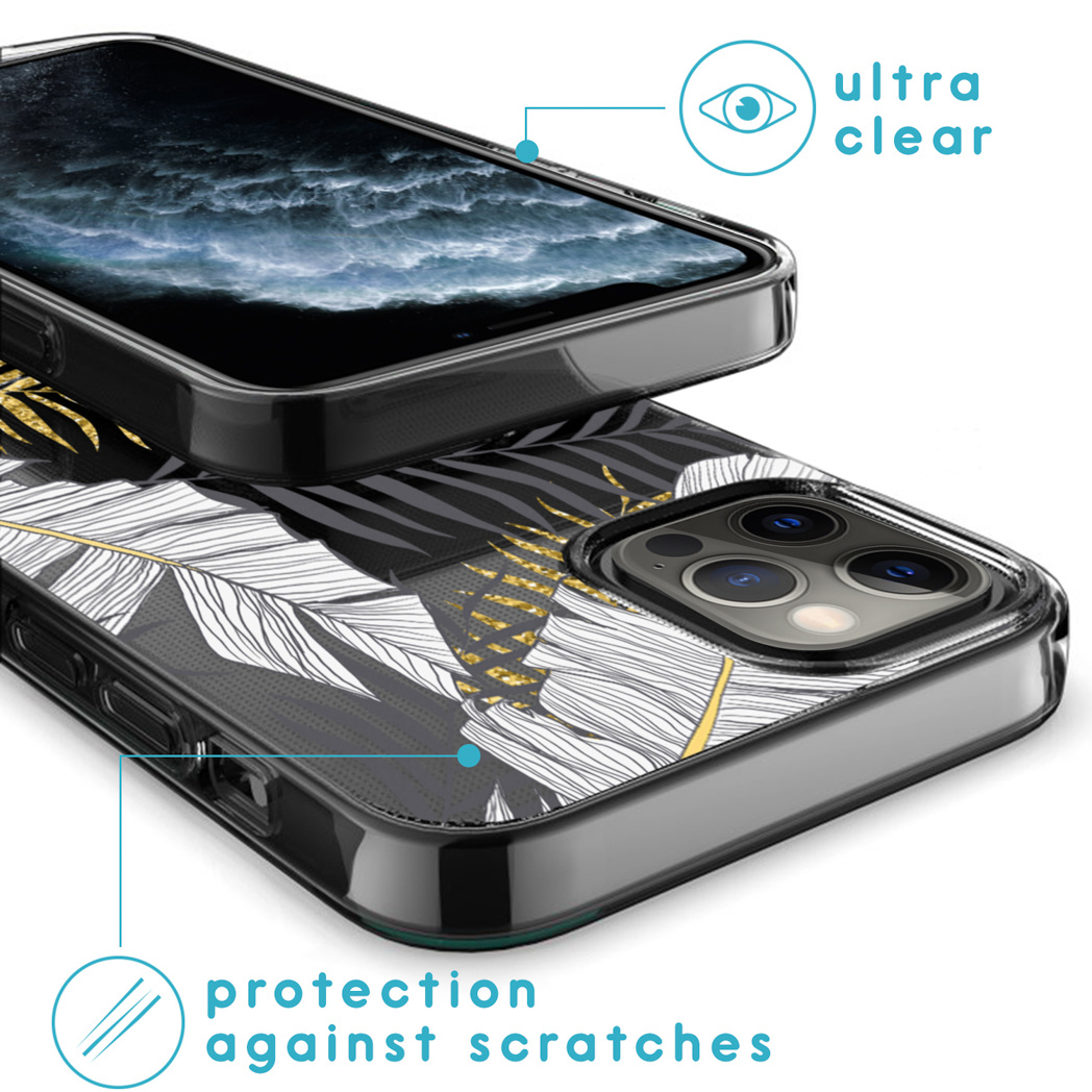 Un téléphone dans un étui transparent avec un motif de feuilles noir et or.