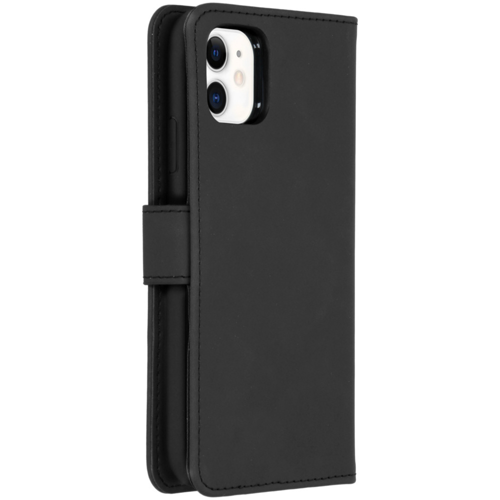 Étui de téléphone en cuir noir avec rabat. Fond blanc.
