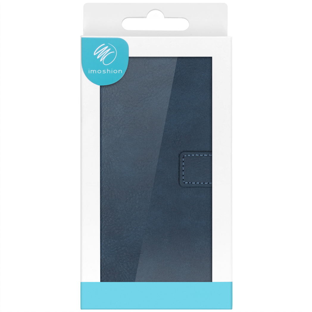 Een blauwe telefoonhoes met leertextuur in een witte doos. De hoes heeft een magnetische sluiting. Het merk is Imoshion.
