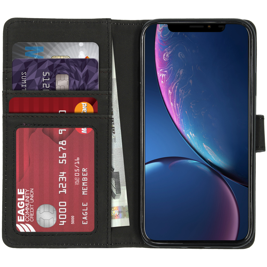 Étui de téléphone noir avec des fentes pour cartes et espèces. Un smartphone est visible à droite. L'étui est ouvert.