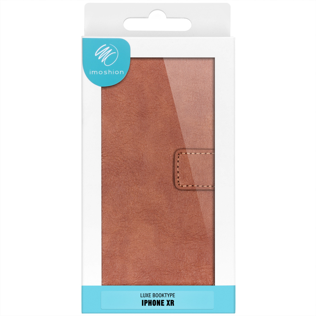 Une coque de téléphone dans un emballage avec un logo imoshion. La coque est marron et indique Luxe Booktype pour iPhone XR.