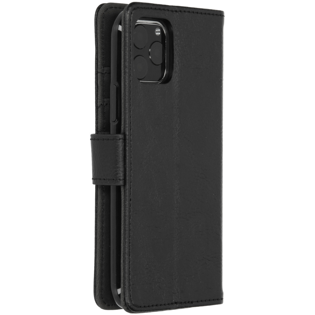 Un étui de téléphone noir est ouvert. Il y a un téléphone à l'intérieur. Le fond est uni.
