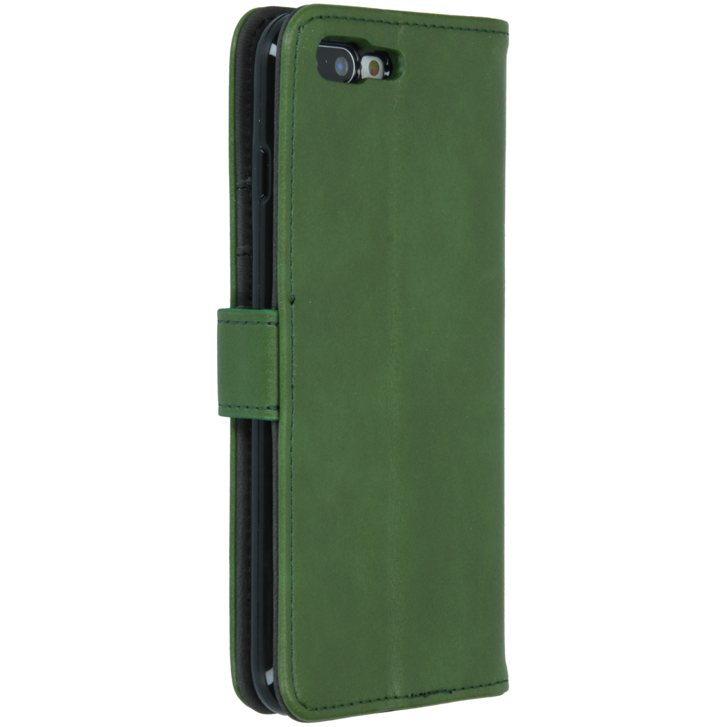 Een groene telefoonhoes in portemonnee-stijl met een knoopsluiting. De telefoon is donkergroen.