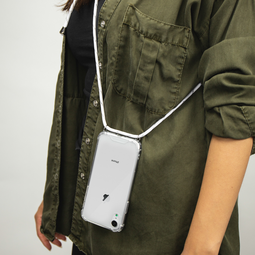 Een persoon met een groen overhemd met een telefoon aan een witte lanyard. De telefoon heeft een doorzichtige hoes.