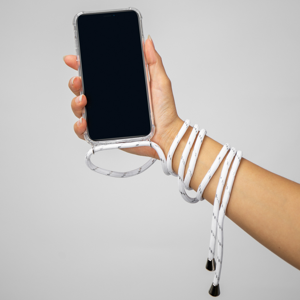 Hand die een telefoon vasthoudt met een witte riem. De telefoon zit in een doorzichtige hoes.