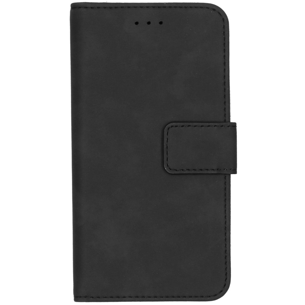 Zwarte leren telefoonhoes, gesloten. Het heeft een magnetische sluiting. Drie gaten bovenaan de hoes.