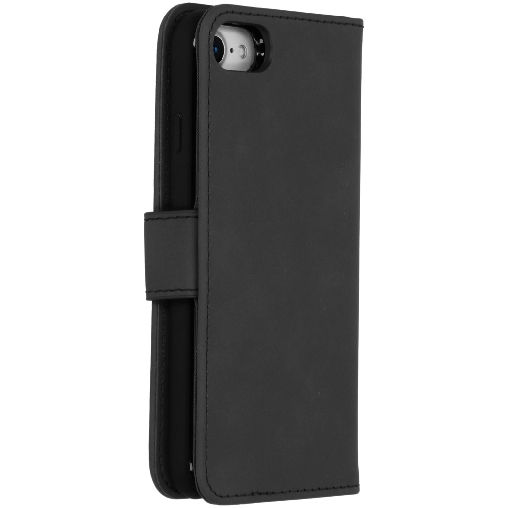 Zwarte leren telefoonhoes, gesloten, met magnetische sluiting. De binnenkant is zwart met een uitsparing voor de telefoon.