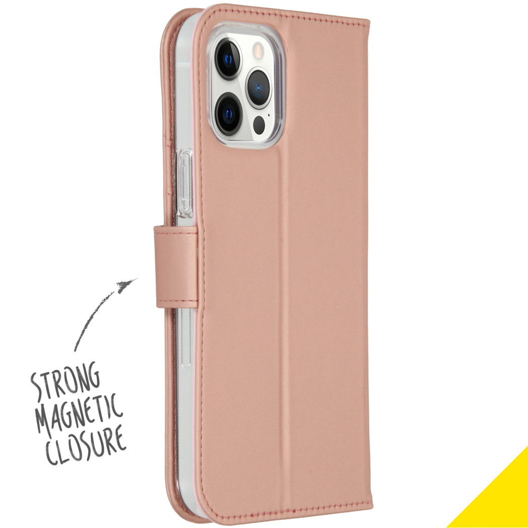 Roze telefoonhoesje. De tekst STERKE MAGNETISCHE SLUITING is geschreven. De camera van de telefoon is zichtbaar.