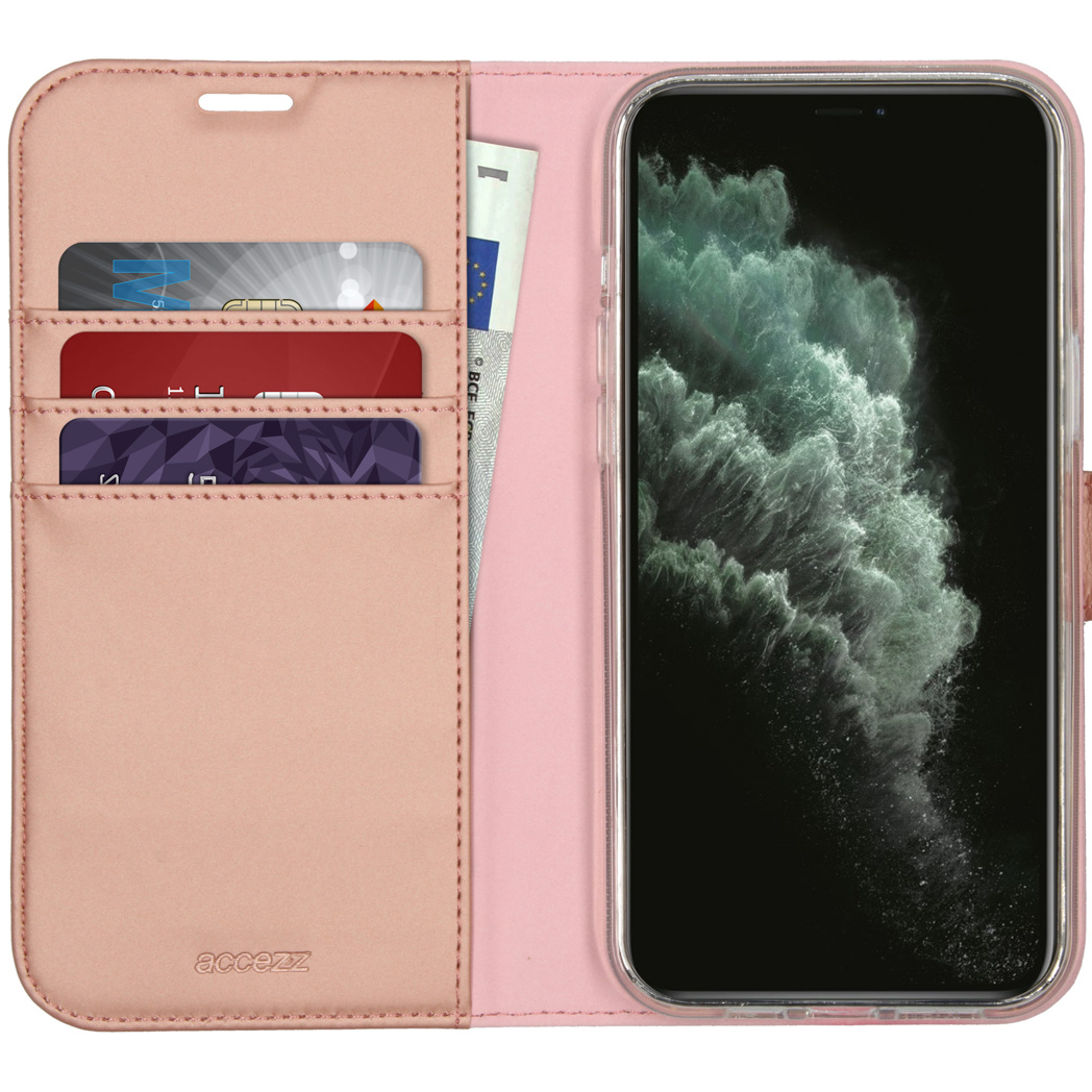 Een roze telefoonhoesje open, met kaarten en een telefoon erin. De telefoon toont een scherm.