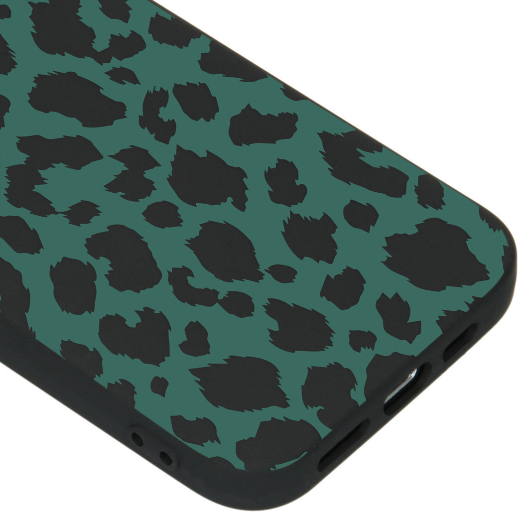 Primo piano di una custodia per telefono con stampa leopardata. Sfondo verde.