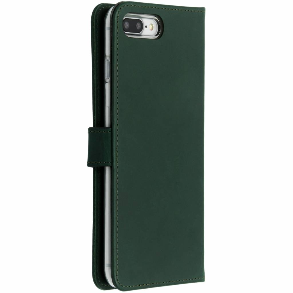 Een groene telefoonhoes in boekstijl, open. Het heeft een riem, een knoopsluiting en een telefoon erin.