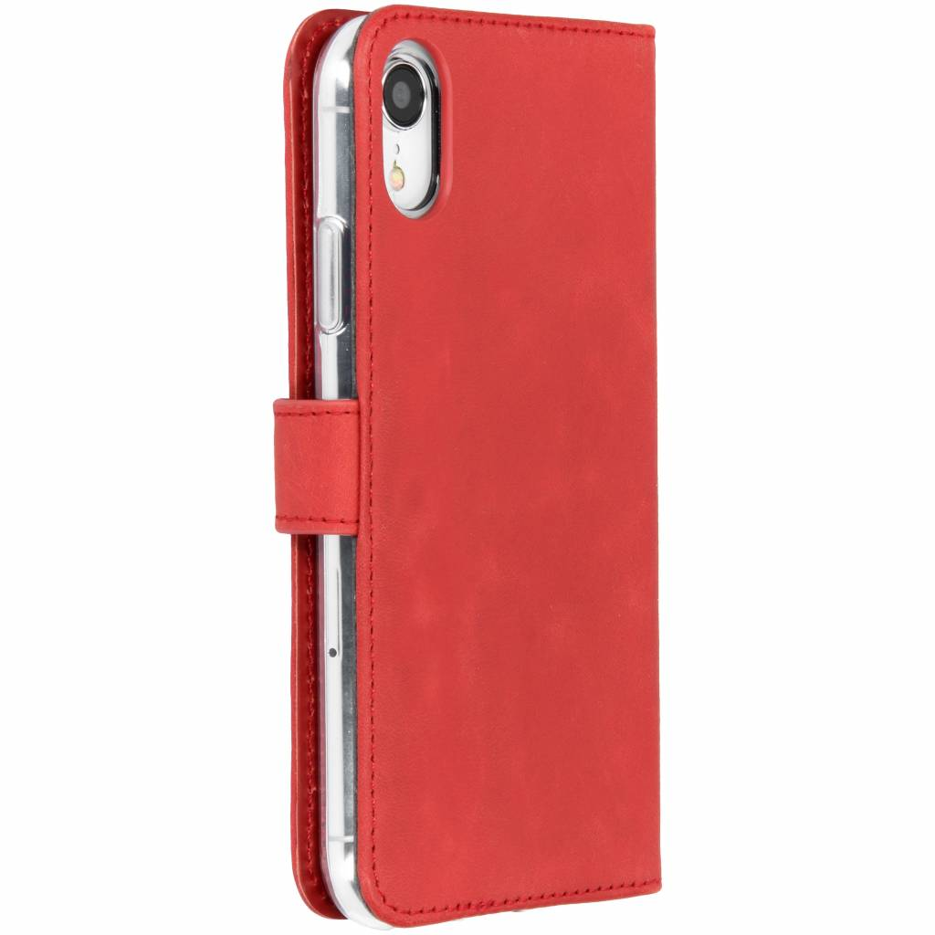 Rode iPhone hoes in de vorm van een portemonnee. Telefoon is bedekt. Rode leren buitenkant. De hoes heeft een riem.
