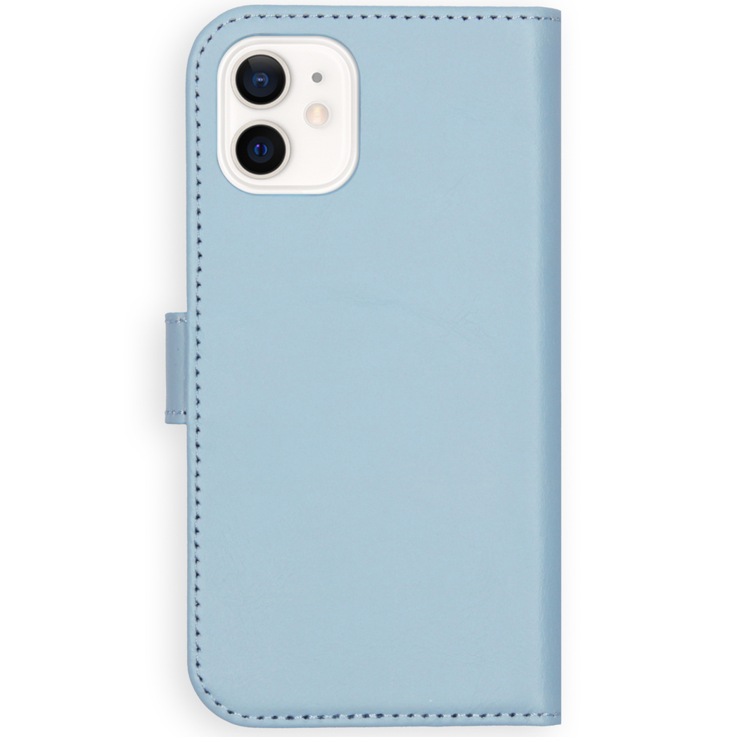 Coque de téléphone bleu clair. La coque du téléphone est fermée. La caméra du téléphone est visible.