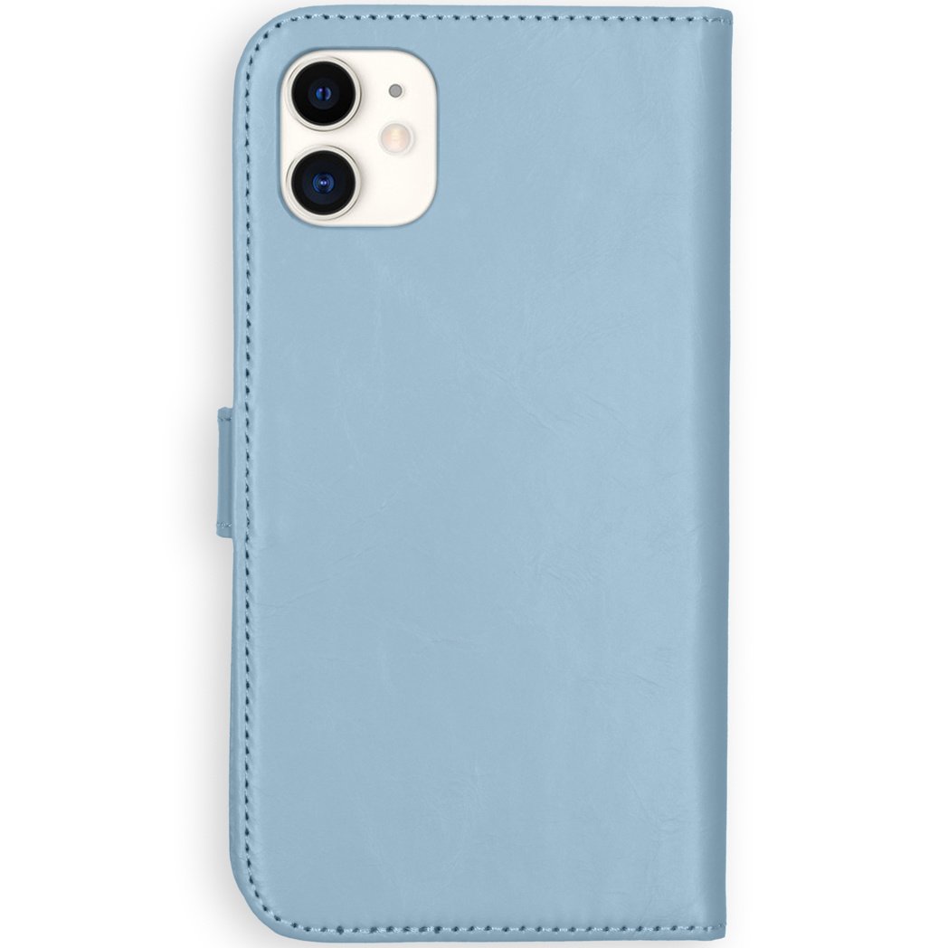 Coque de téléphone bleu clair. Elle est ouverte, révélant la caméra du téléphone et une texture semblable au cuir.