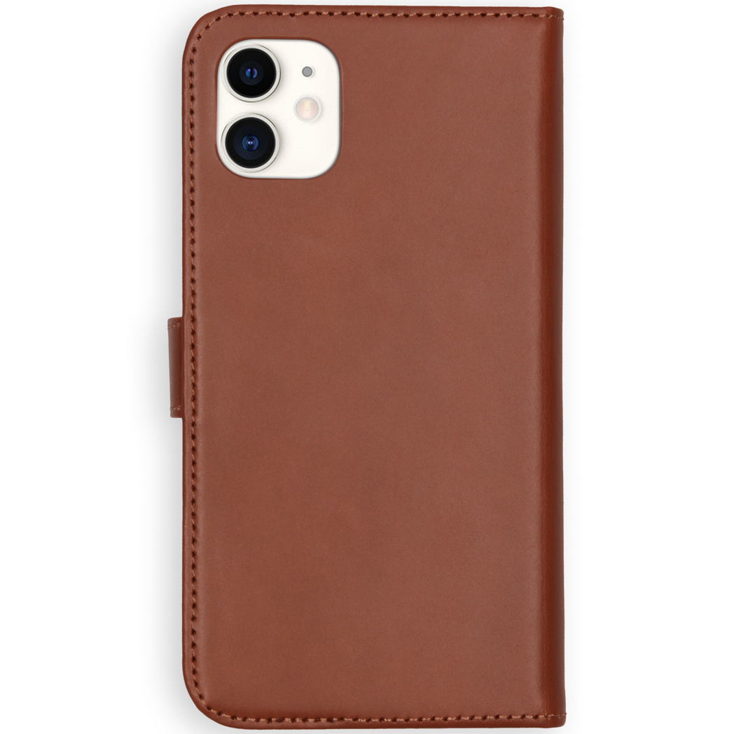 Un étui de téléphone en cuir marron avec un rabat et une fermeture magnétique.