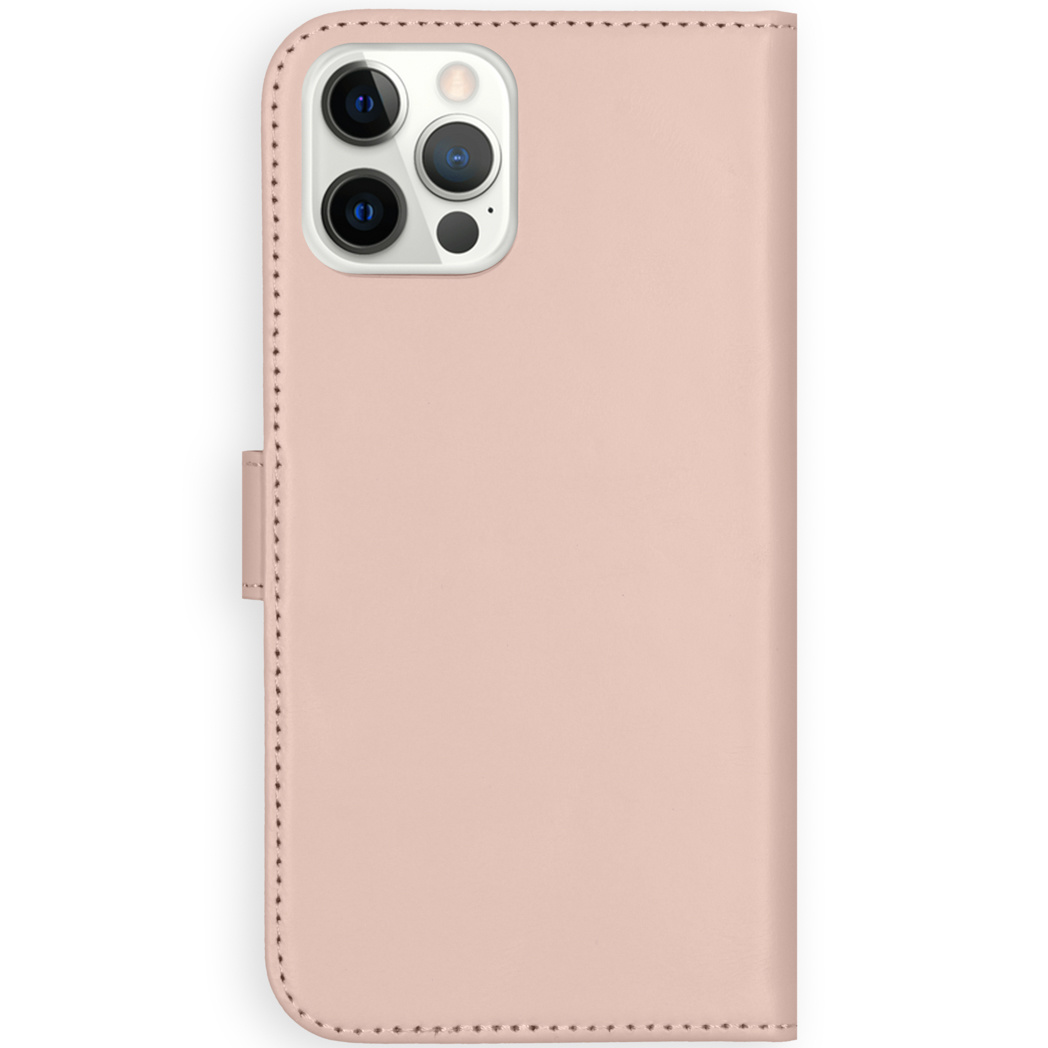 Een roze telefoonhoesje met een roze telefoon erin. Het hoesje heeft een knoopsluiting.