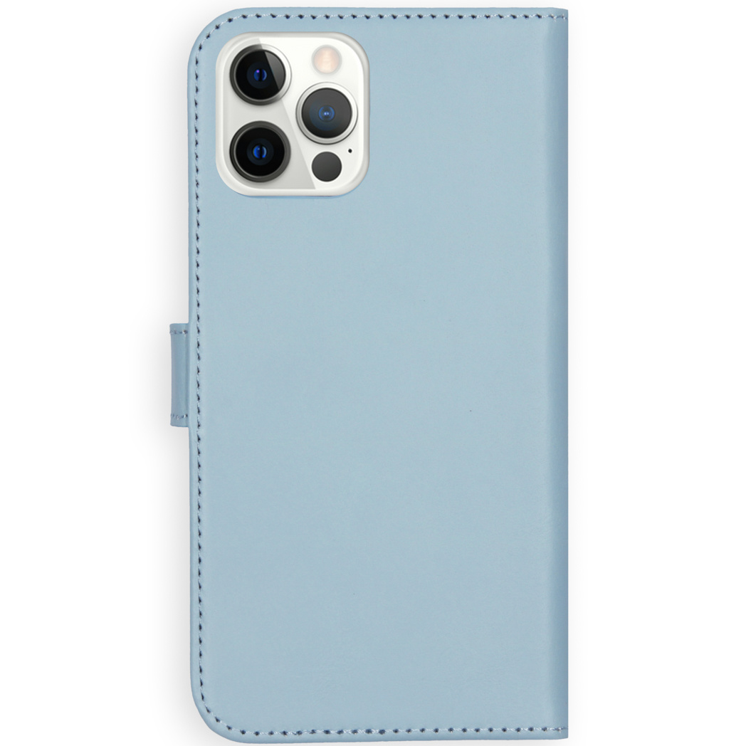 Lichtblauwe telefoonhoes, drie cameralenzen, witte achtergrond, close-up.
