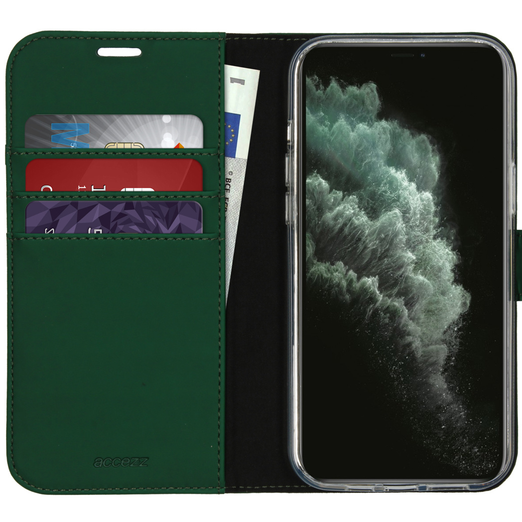 Étui portefeuille vert, ouvert, montrant cartes et téléphone. Texte : Accezz.
