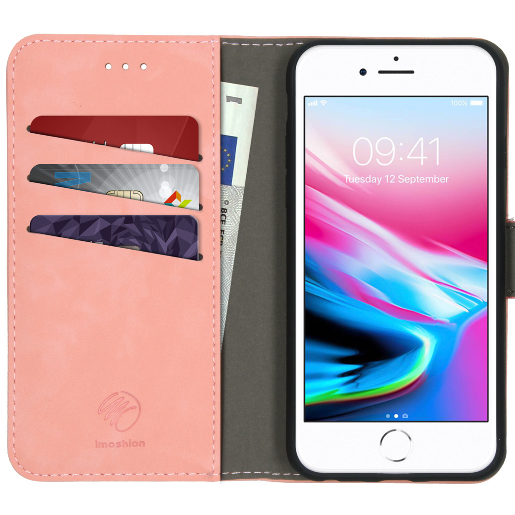 Open roze telefoonhoes met creditcards en geld erin. De telefoon toont de tijd en datum.