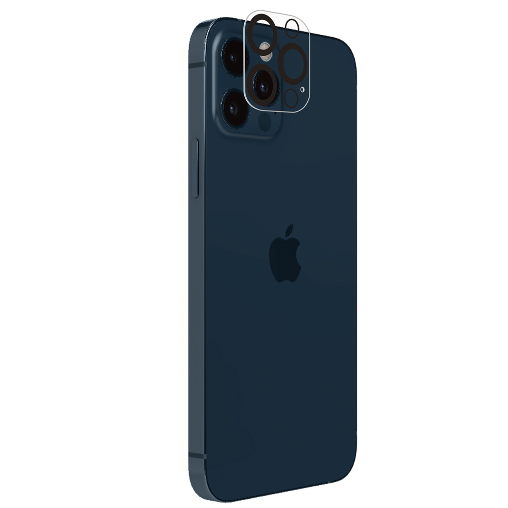 Un téléphone bleu avec un protecteur de caméra. Le logo Apple est visible au dos.