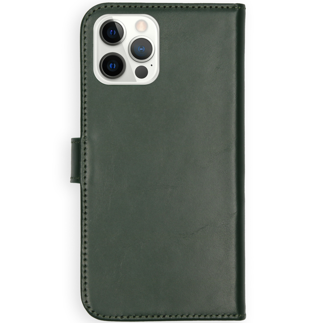 Een gesloten, donkergroene telefoonhoes, met de camerabult. De hoes heeft een magnetische sluitklep.