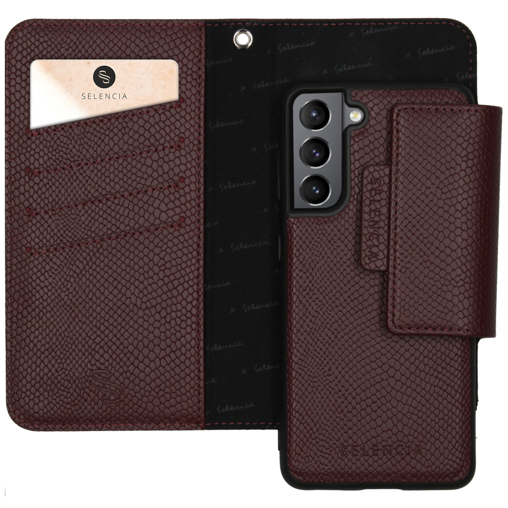 Open bruine leren telefoonhoes met een telefoon. Met kaartsleuven en een magnetische sluiting voor de telefoon.