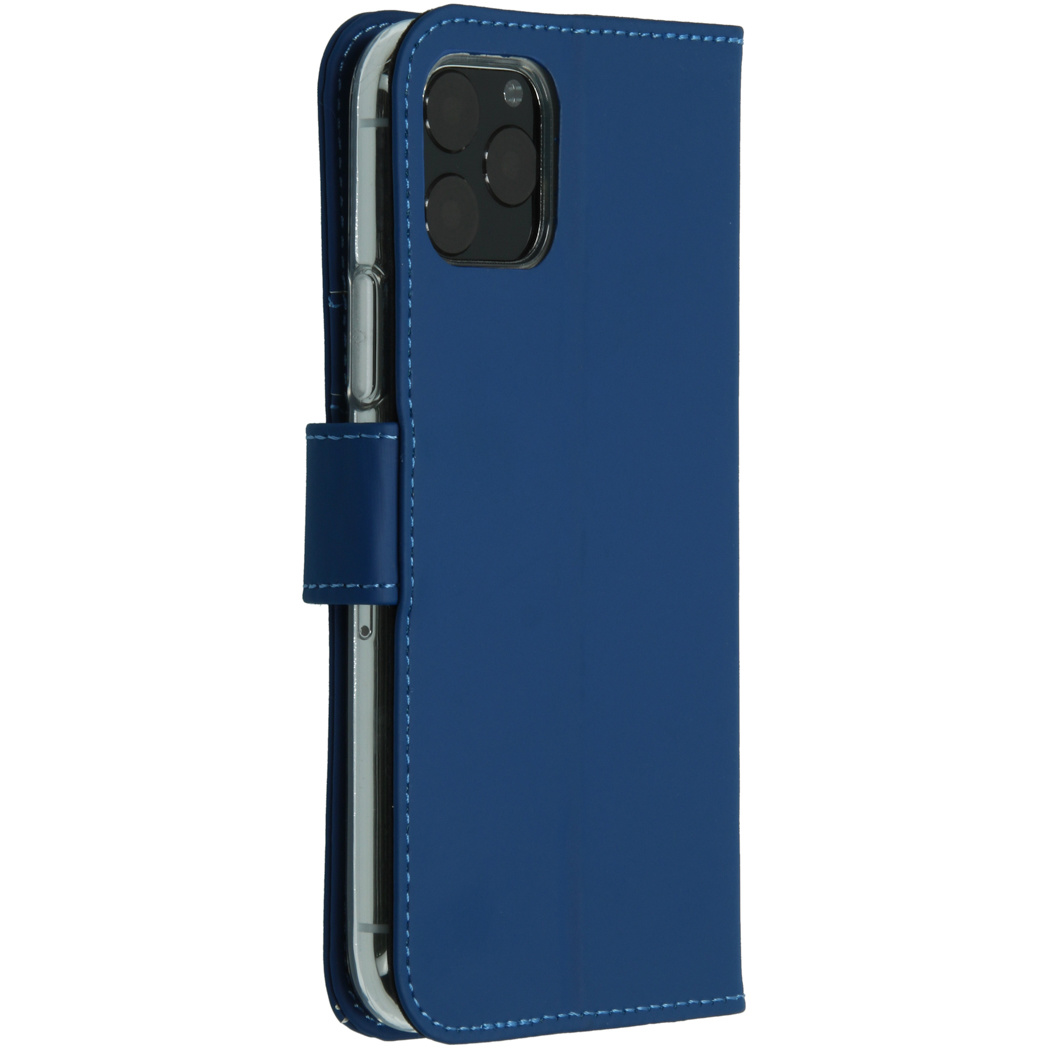 Custodia per telefono in pelle blu con telefono all'interno, con sfondo bianco.