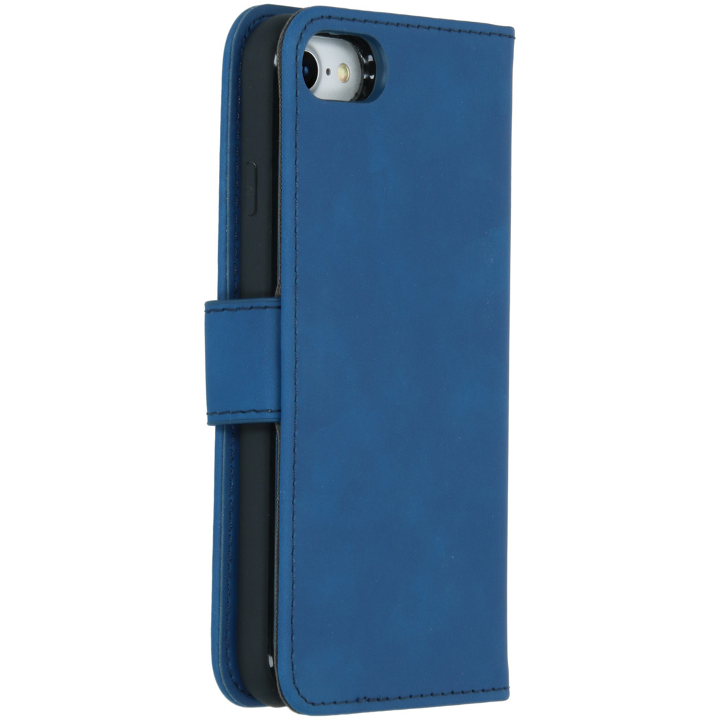 Blauwe leren telefoonhoes, gesloten, met de voorkant en zijkant zichtbaar. Met een sluiting.