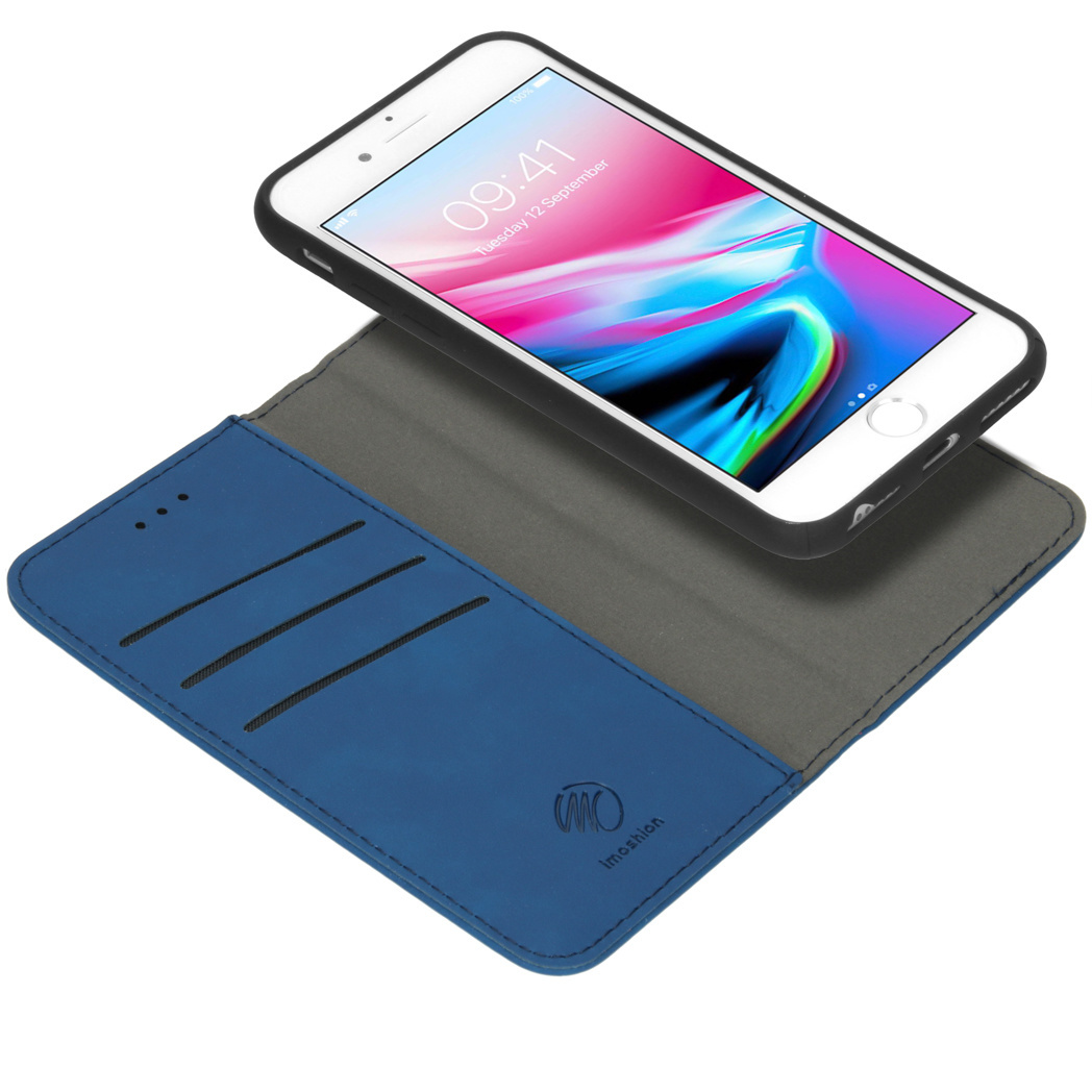 Een telefoon in een blauwe wallet case, met het scherm met een datum, op een witte achtergrond.