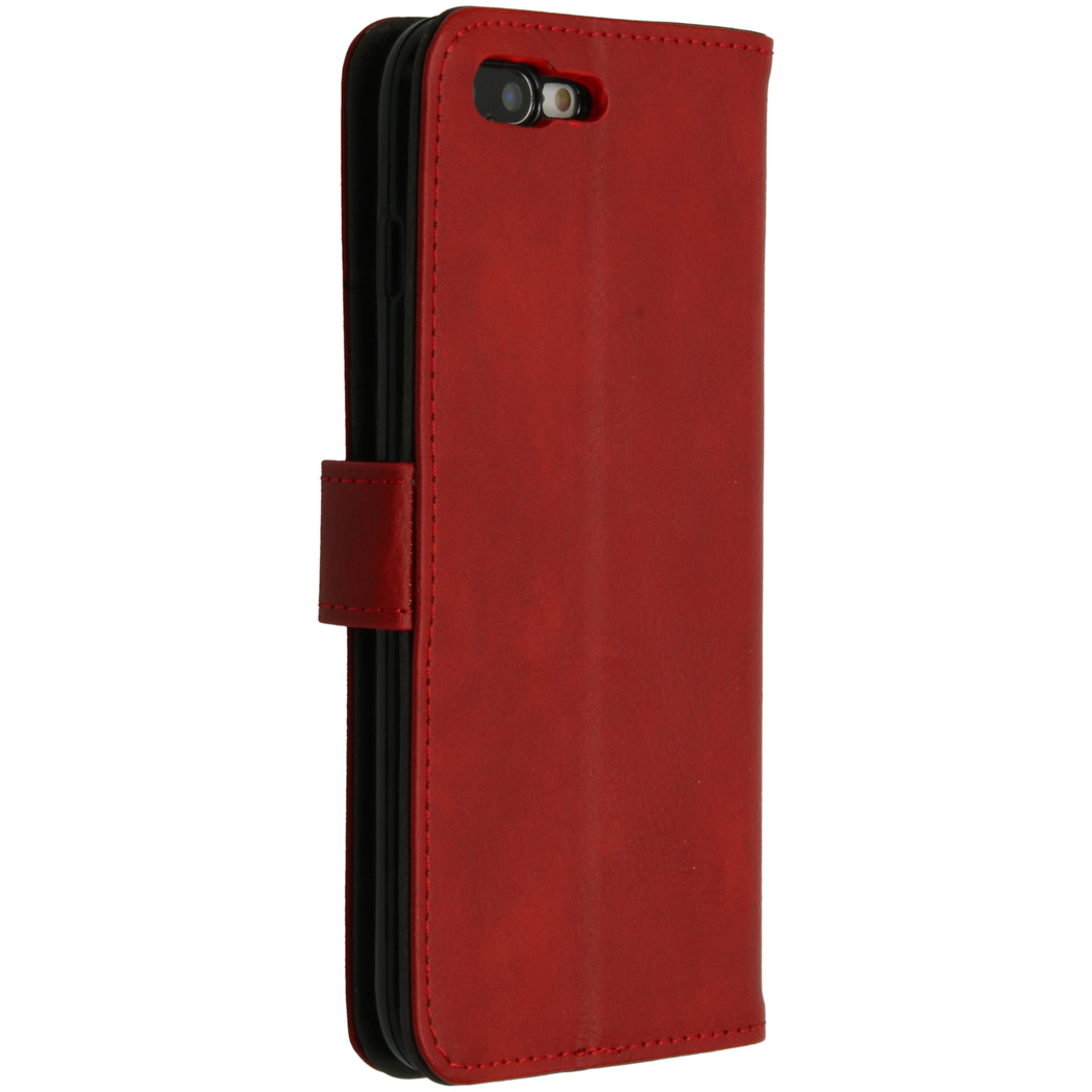 Rode leren telefoonhoes met een flap.