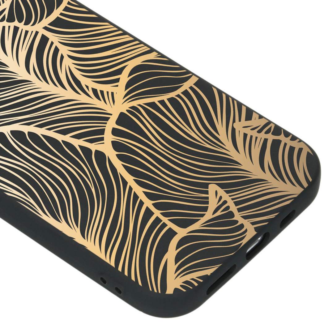Coque de téléphone noire avec motif de feuilles d'or. Vue rapprochée sur fond blanc.
