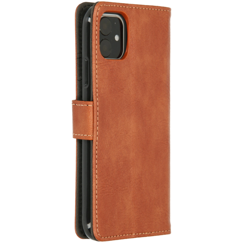 Bruine leren telefoonhoes met telefoon erin, gesloten met een magnetische riem.
