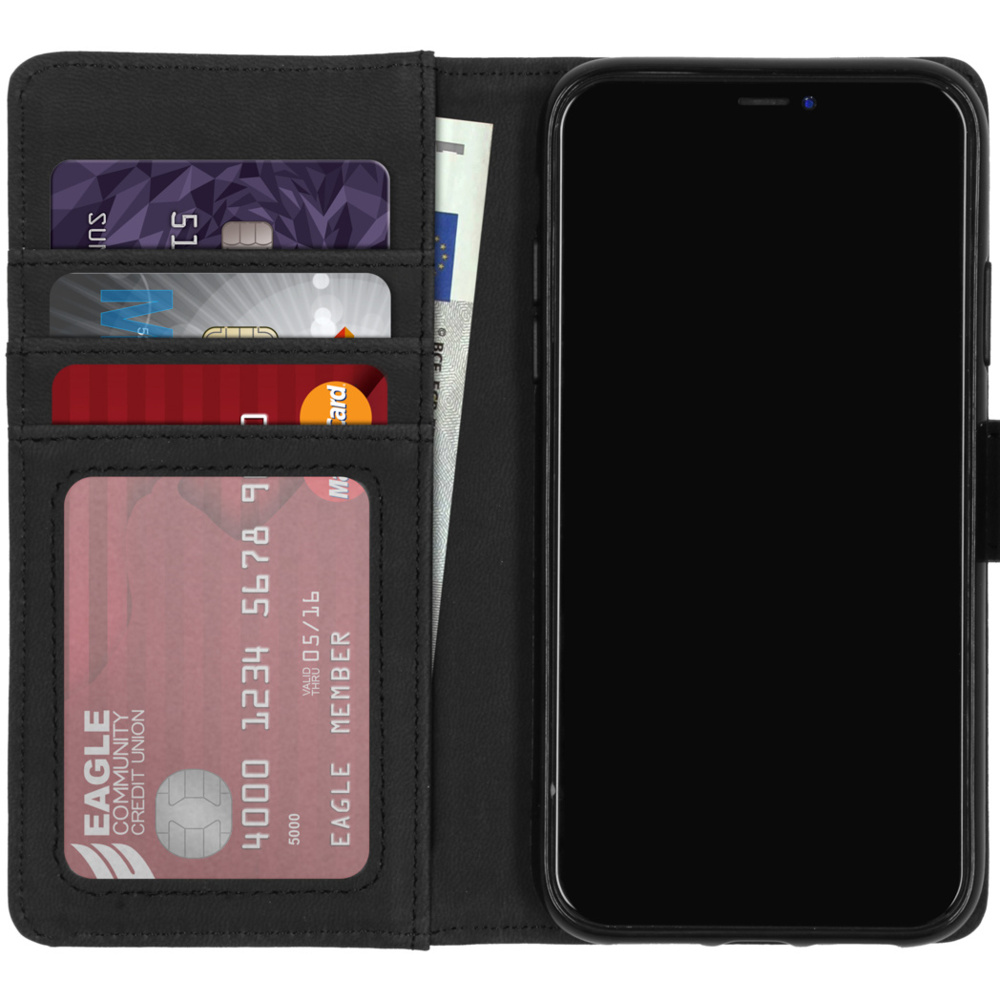 Open zwarte telefoonhoes met kaarten en geld zichtbaar. Telefoon toont zwart scherm.