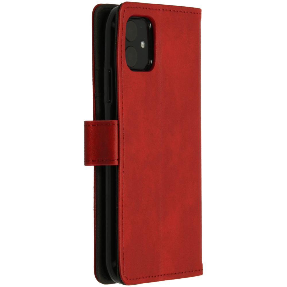 Rode leren telefoonhoes. De hoes is gesloten en heeft een magnetische sluiting.