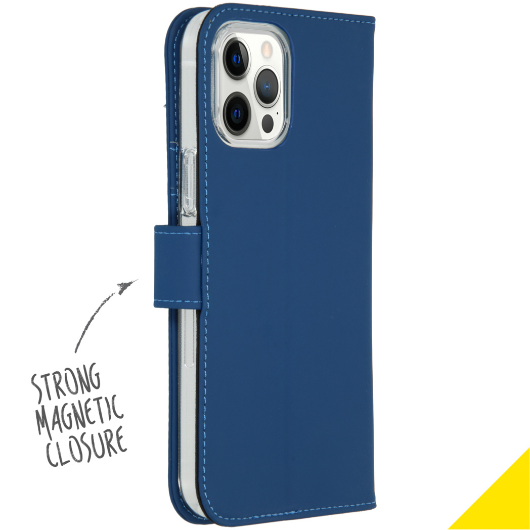 Gesloten blauwe telefoonhoes met magnetische sluiting. Tekst: 'Strong Magnetic Closure'.