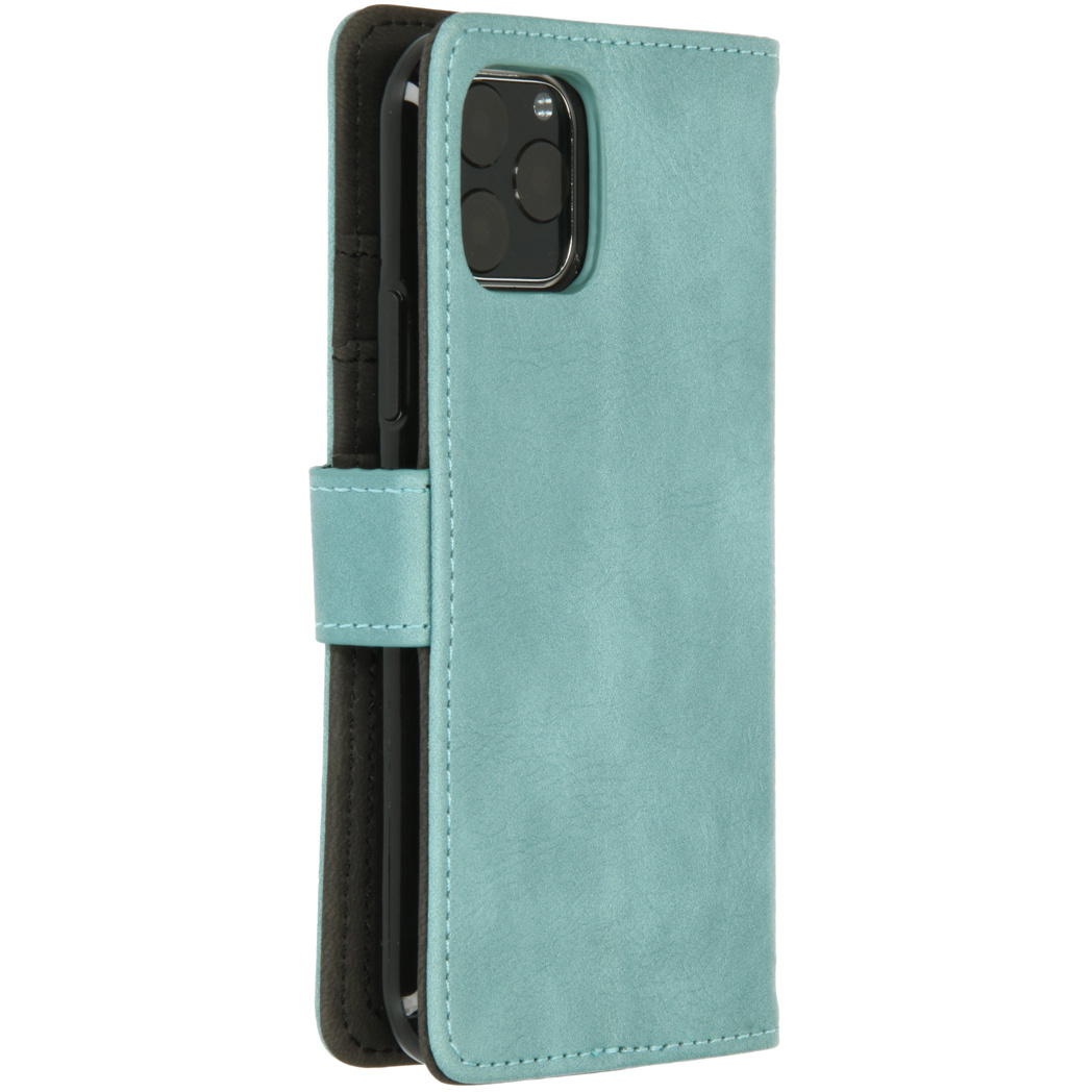 Un étui de téléphone bleu clair, avec un téléphone dedans, debout. L'étui est fermé.