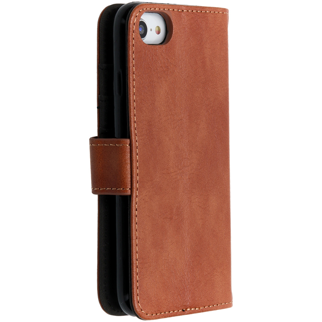 Bruin leren telefoonhoesje, gesloten, met magneetsluiting. Witte achtergrond.
