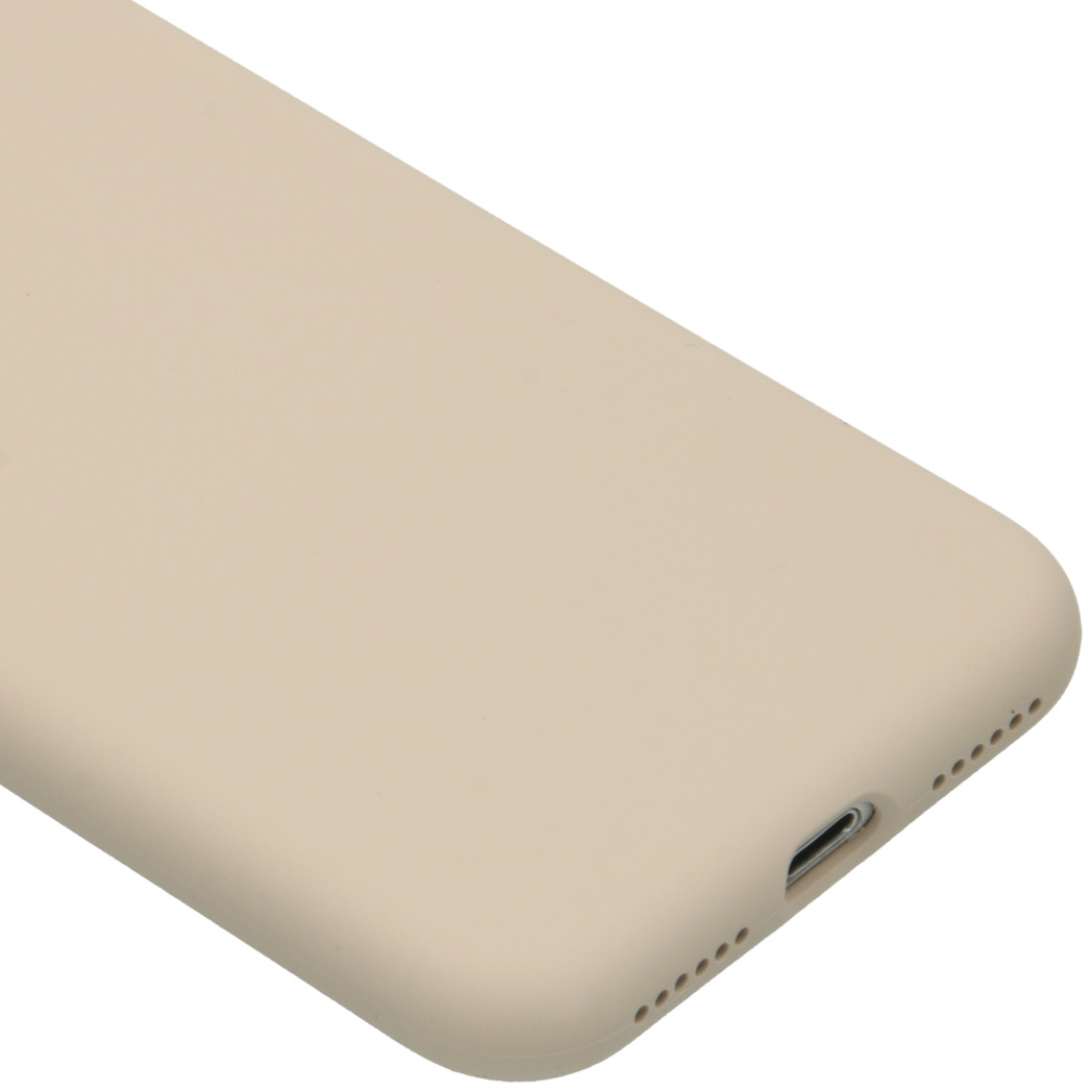 Beige telefoonhoesje. De weergave is schuin. Het oppervlak is glad en mat, met poort en gaten.